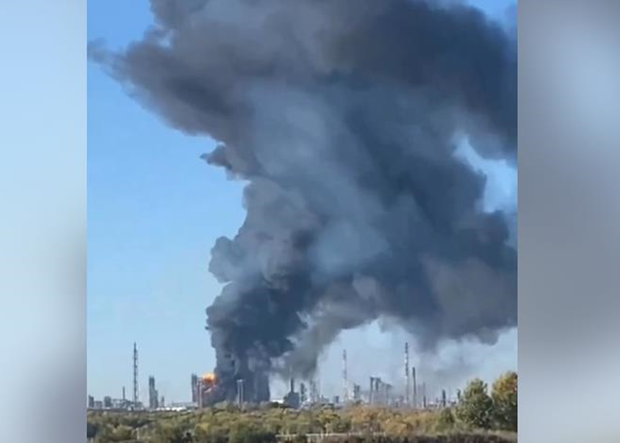 У мережі показали кадри влучань по НПЗ в Башкірії та по порту в Туапсе