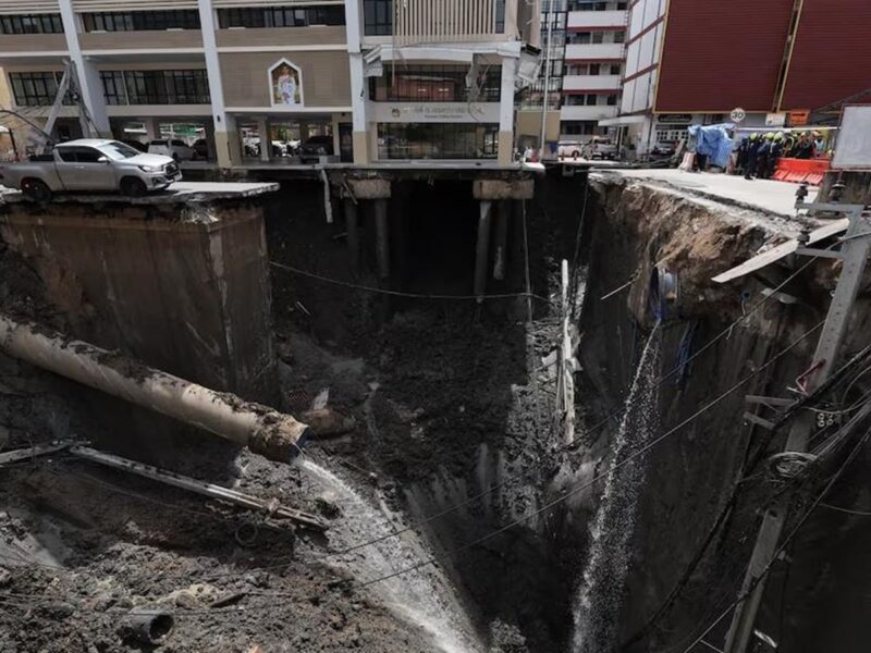 В Бангкоку коло лікарні з'явилася 50-метрова вирва