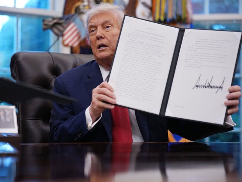 Трамп оголосив нові мита на імпорт ліків, вантажівок і меблів