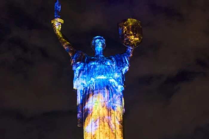 «Батьківщина-мати» перетворилася на арт-інсталяцію (фото)