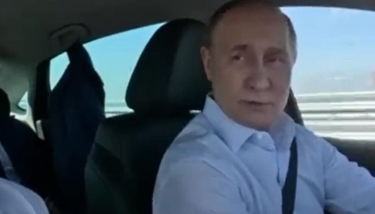 В Росії обвалився продаж машини для чиновників, яку рекламував Путін