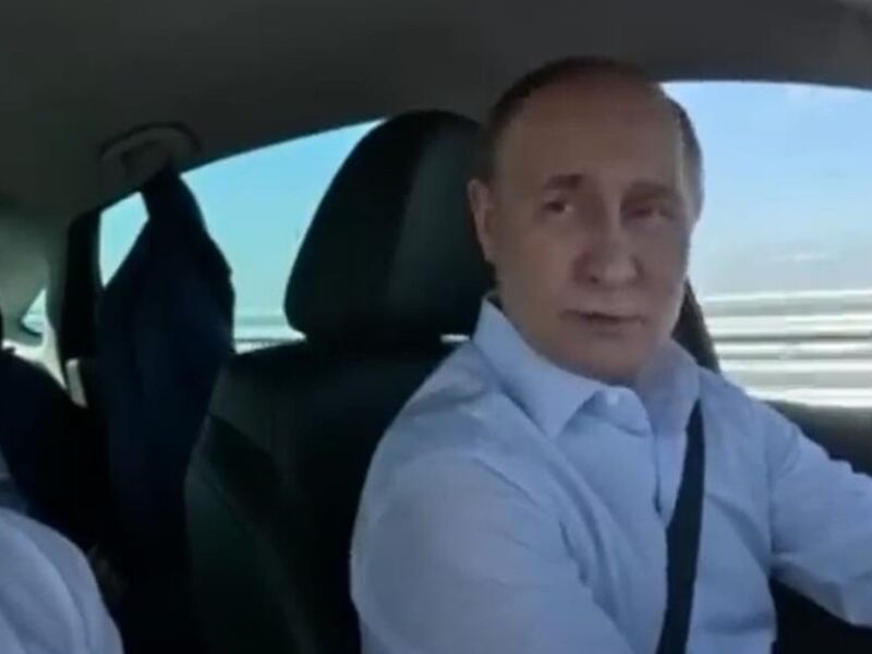 В Росії обвалився продаж машини для чиновників, яку рекламував Путін