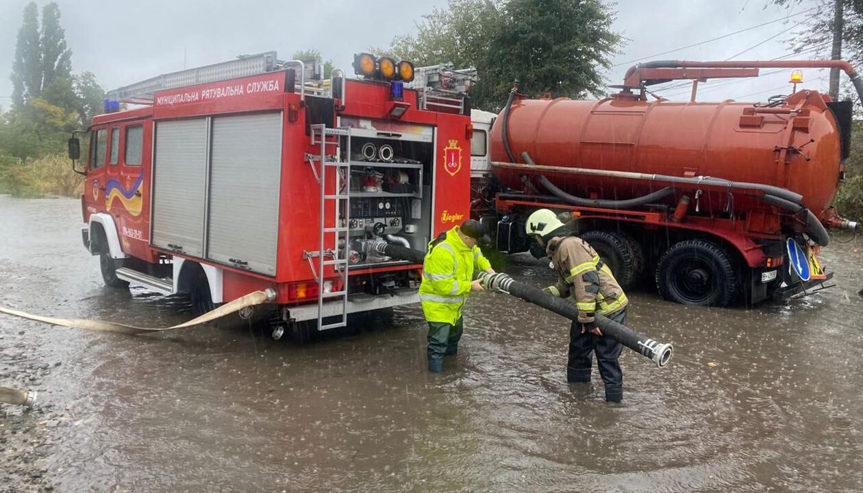 Сильна злива затопила вулиці Одеси