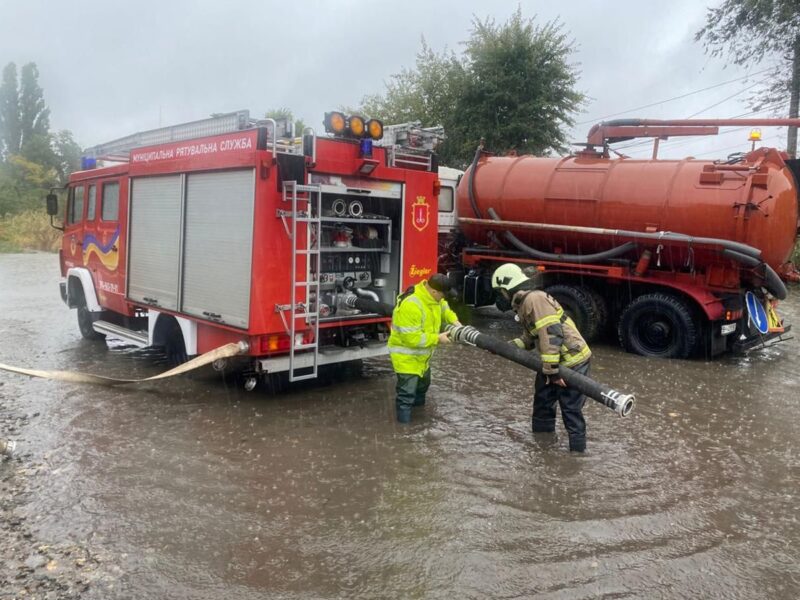 Сильна злива затопила вулиці Одеси