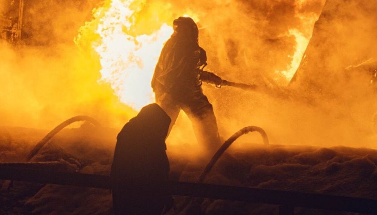 На Дніпропетровщині після обстрілів горять АТБ і багатоквартирний будинок