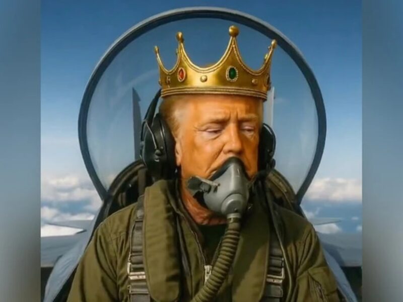 Нове відео Трампа: "король" атакує фекаліями протестувальників із літака