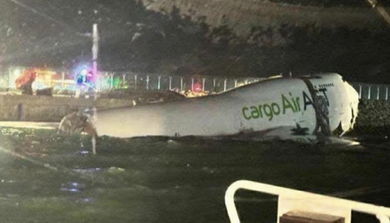 В аеропорту Гонконгу літак викотився у море, є загиблі