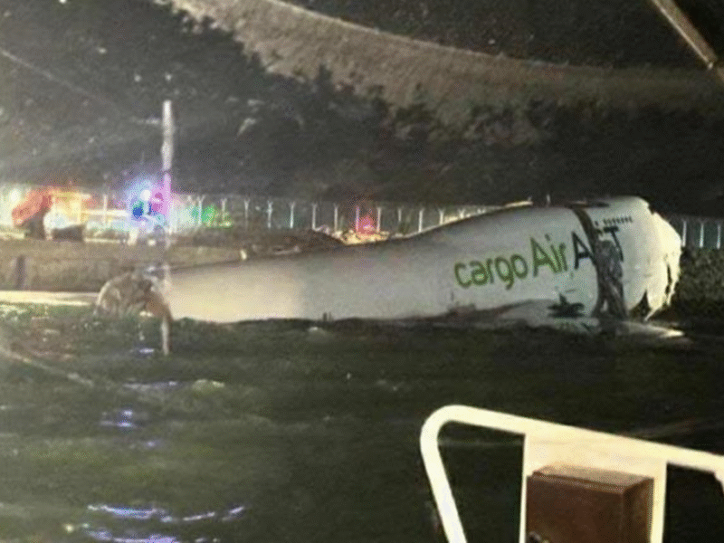 В аеропорту Гонконгу літак викотився у море, є загиблі