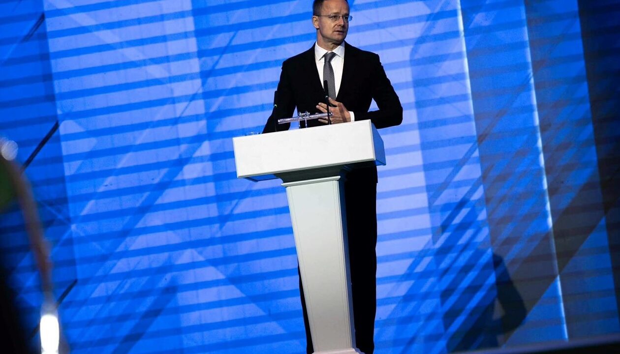 Голова МЗС Угорщини зробив заяву російською мовою