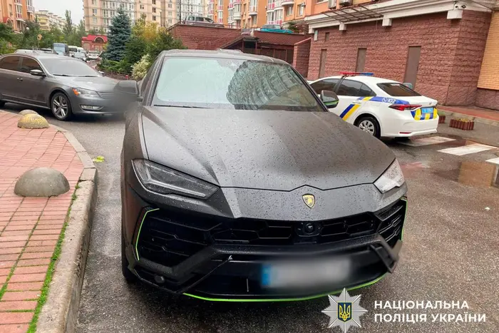 У Києві в авто знайдено тіло блогера з простреленою головою