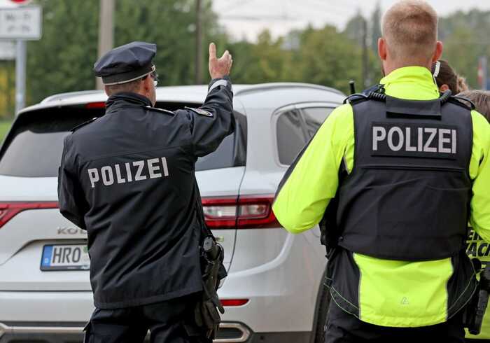 Поліція Берліна розслідує повідомлення про загрозу терактів у 20 школах із можливим російським слідом