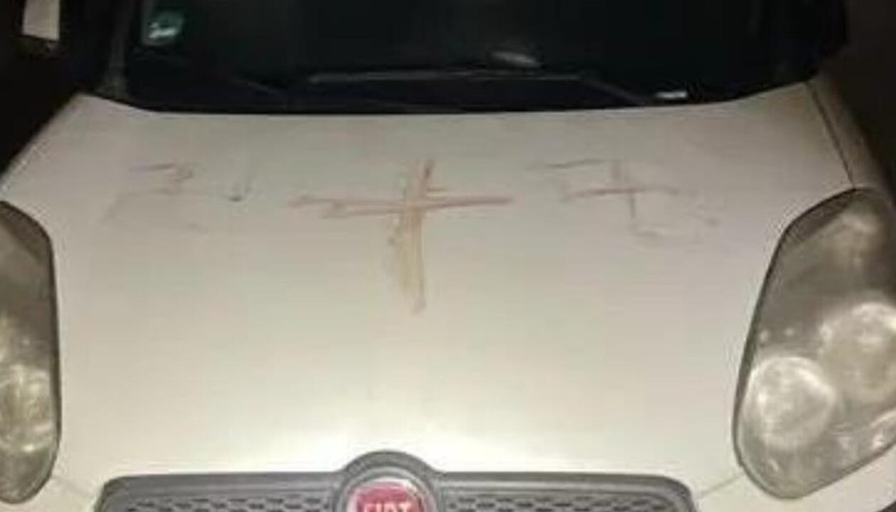 В Німеччині на 50 авто виявили свастики, намальовані людською кров'ю