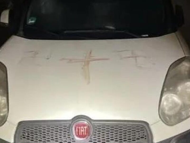 В Німеччині на 50 авто виявили свастики, намальовані людською кров'ю