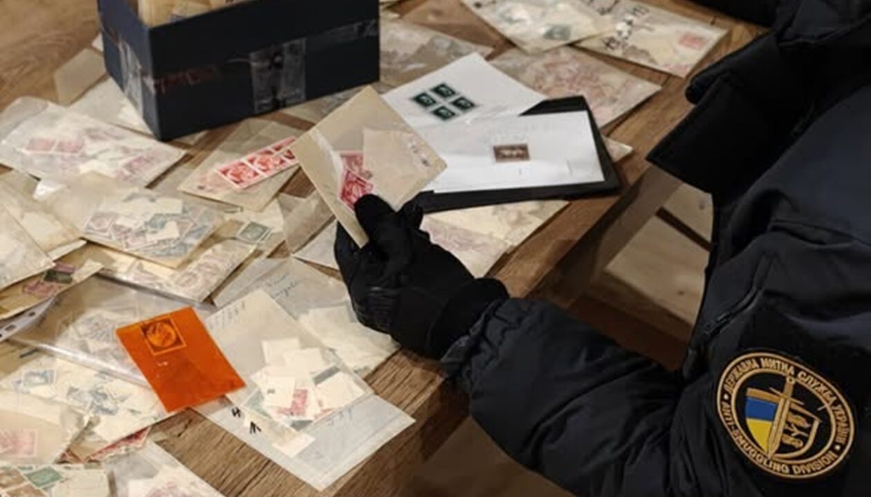 На кордоні вилучили марки з нацистською символікою