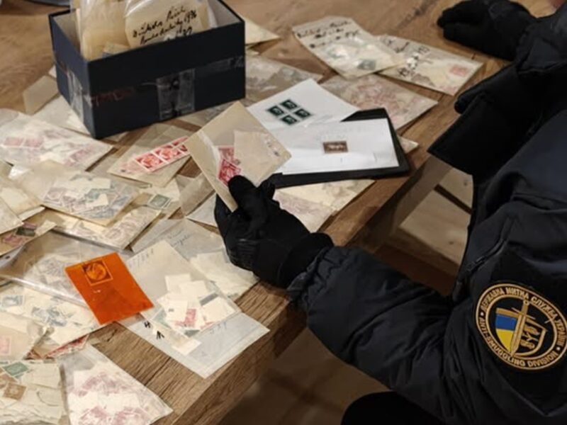 На кордоні вилучили марки з нацистською символікою