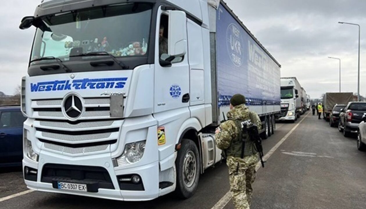 Україна імпортувала товарів вдвічі більше, ніж експортувала