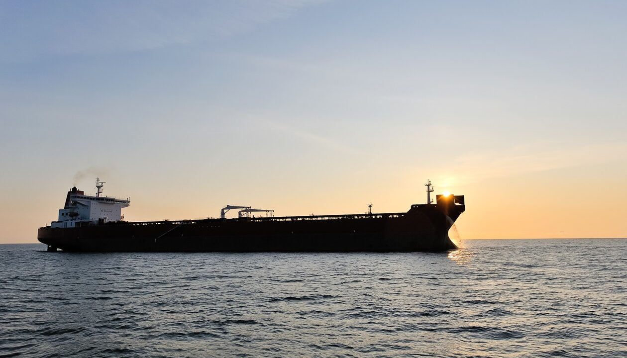 Bloomberg: на танкерах у світовому океані накопичився мільярд барелів нафти