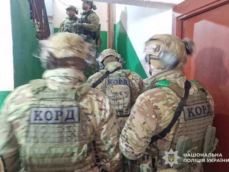 У Чернігові чоловік відкрив стрілянину з автомата на вулиці