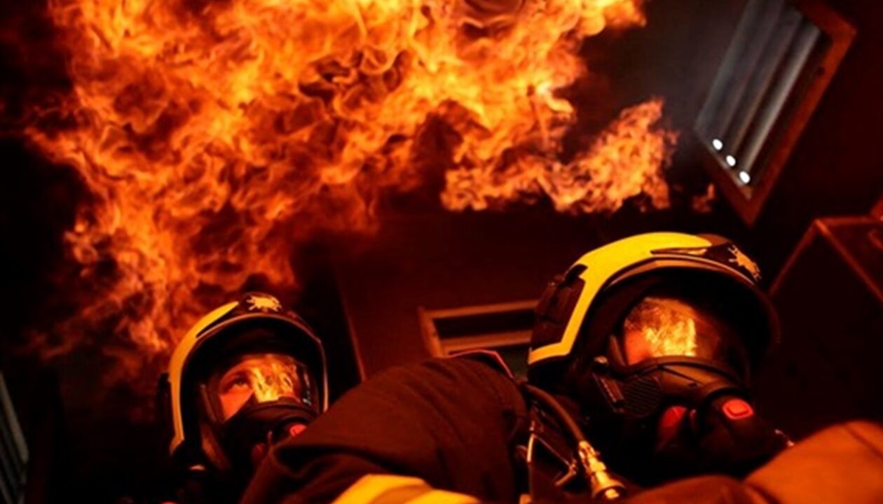 Наслідки удару: у Києві палає багатоповерхівка, перебої зі світлом і водою