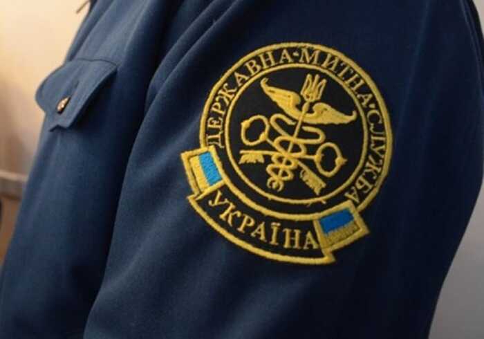 Посадовці КПП " Смільниця" Михайленко та Юрків покривають масштабну промислову контрабанду