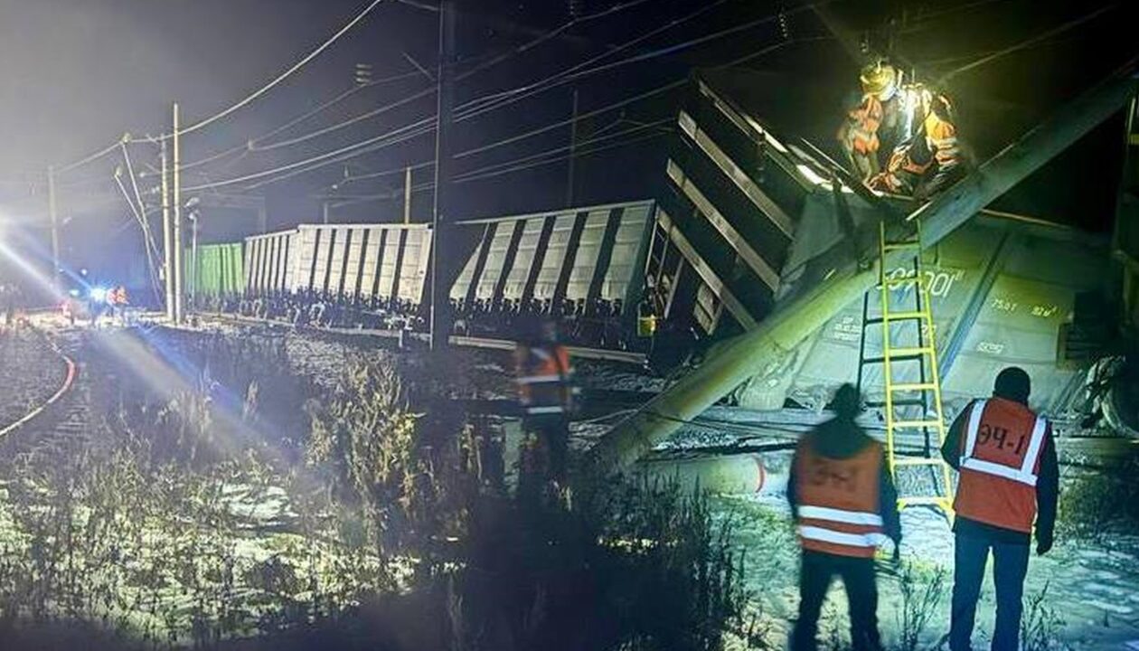 В Росії зруйновано залізничне полотно після сходження локомотиву