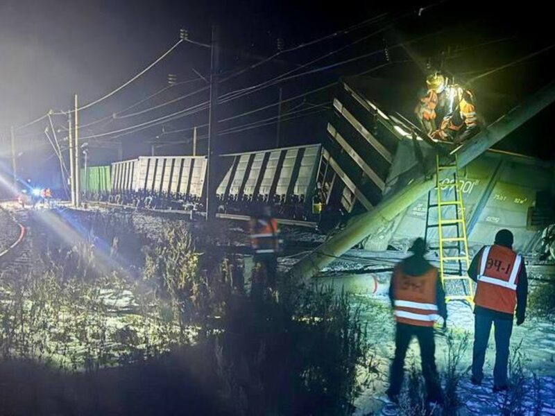 В Росії зруйновано залізничне полотно після сходження локомотиву