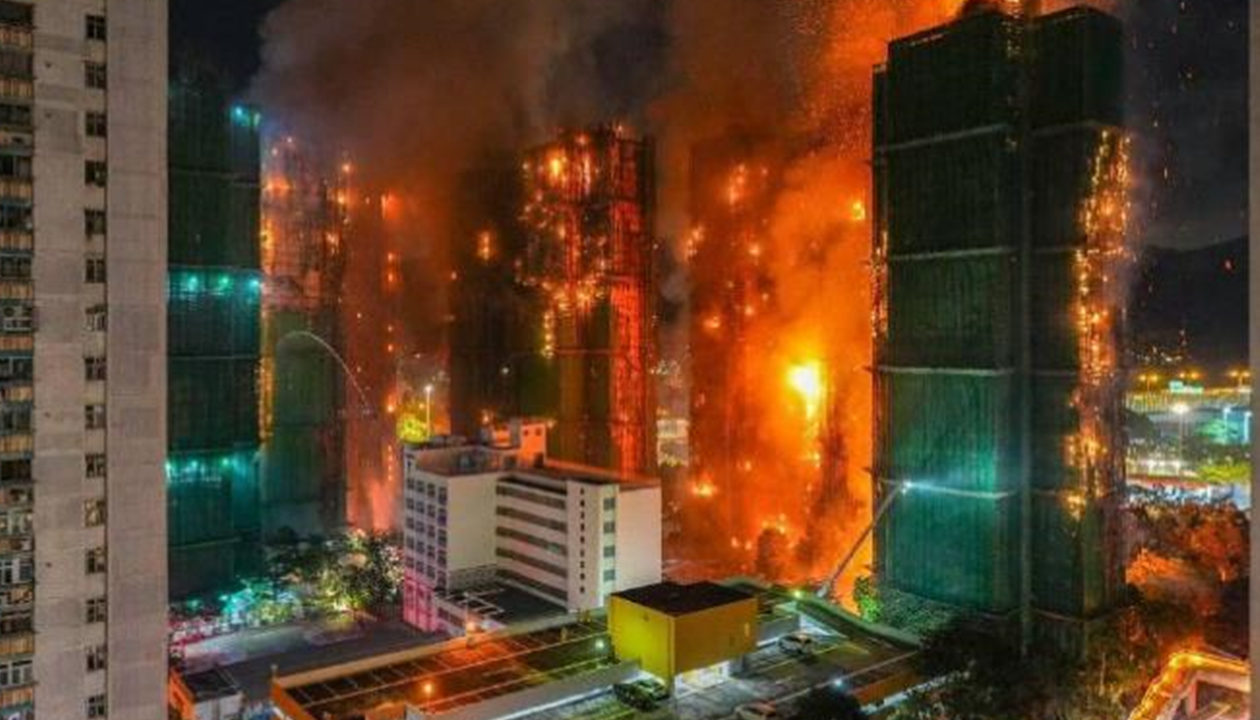 У Гонконзі палають кілька хмарочосів, 13 загиблих