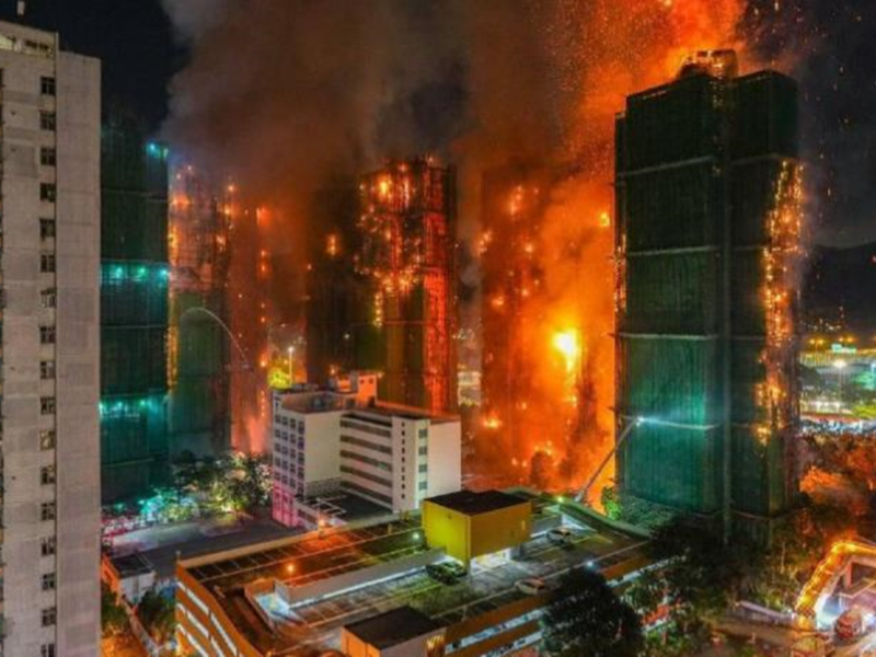 У Гонконзі палають кілька хмарочосів, 13 загиблих