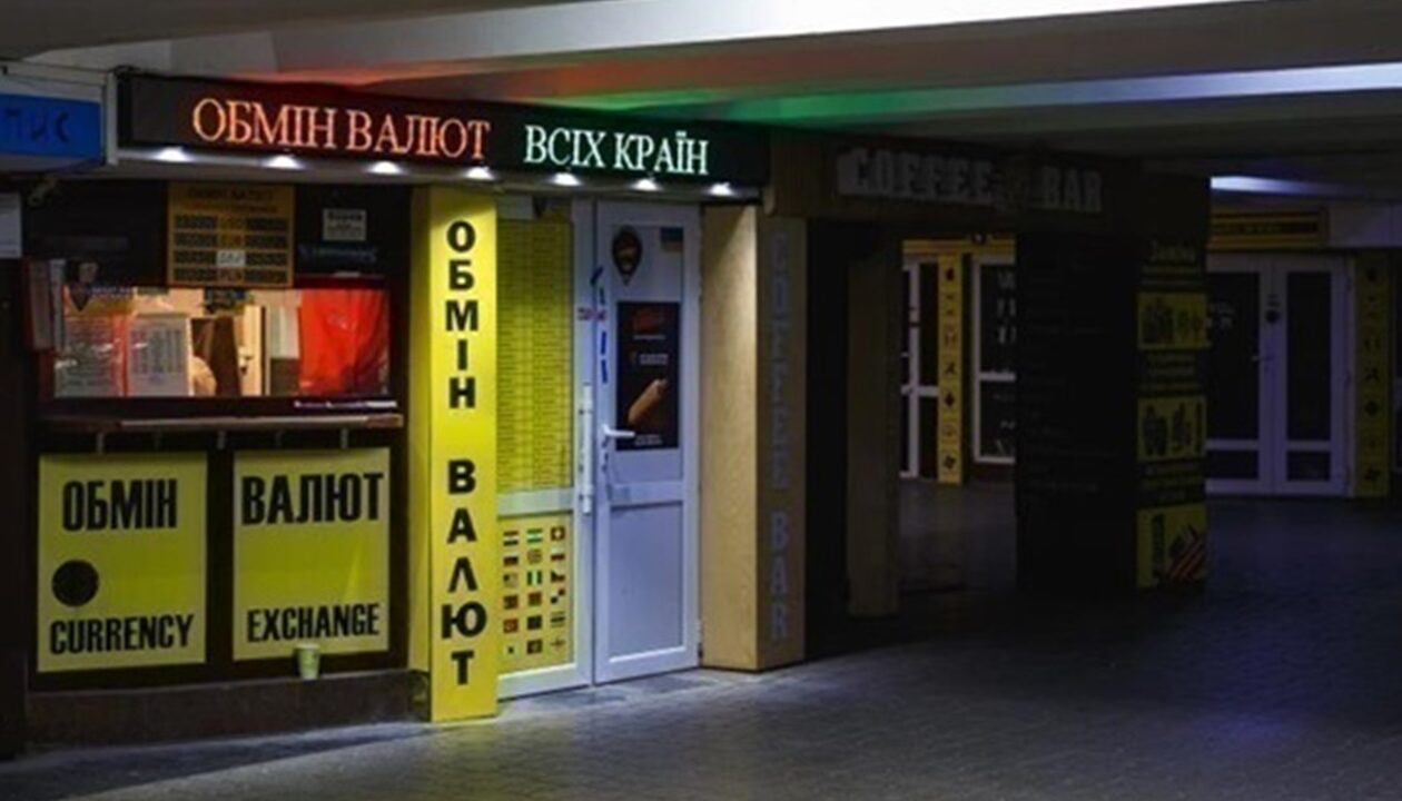 Євро відступив від максимумів, долар дорожчає