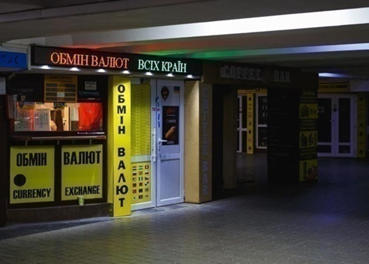 Євро відступив від максимумів, долар дорожчає