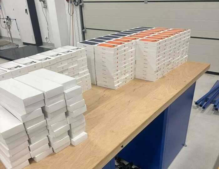 На Львівщині митники вилучили «яблучний» вантаж на 35 мільйонів гривень: 829 гаджетів Apple у схованці буса