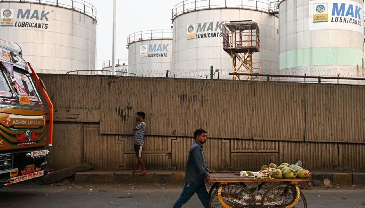 Поставки нафти з РФ в Індію впали до найнижчого рівня за три роки - ЗМІ