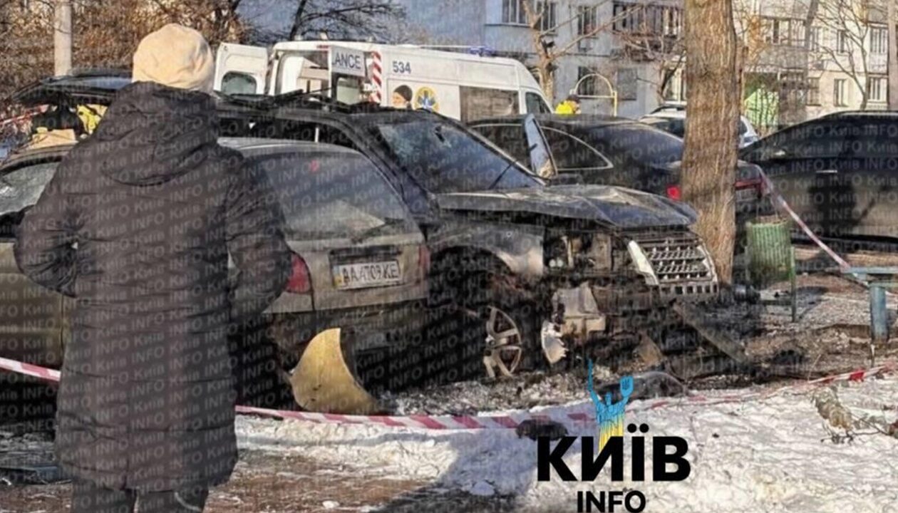 У Києві вибухнув позашляховик, є постраждалі