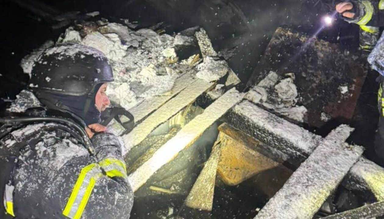 Удари РФ по Київщині: рятувальники дістали з-під завалів родину з дитиною