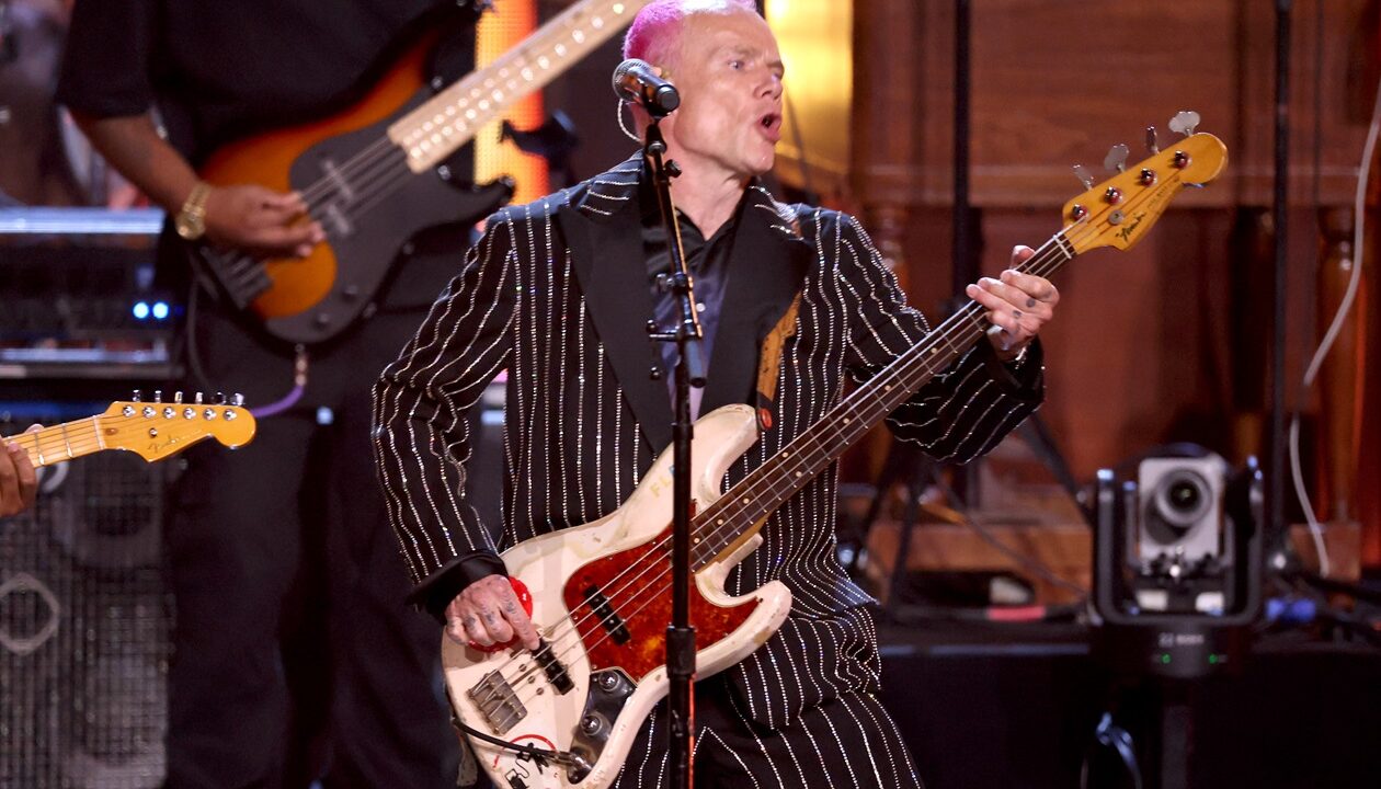 Flea з Red Hot Chili Peppers анонсував сольний альбом і світовий тур