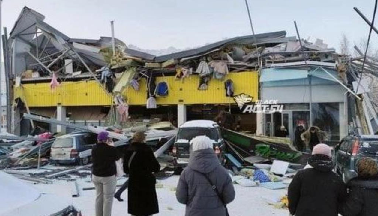 В Новосибірську обвалився дах ТЦ: є потерпілі