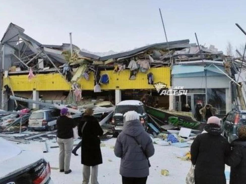 В Новосибірську обвалився дах ТЦ: є потерпілі