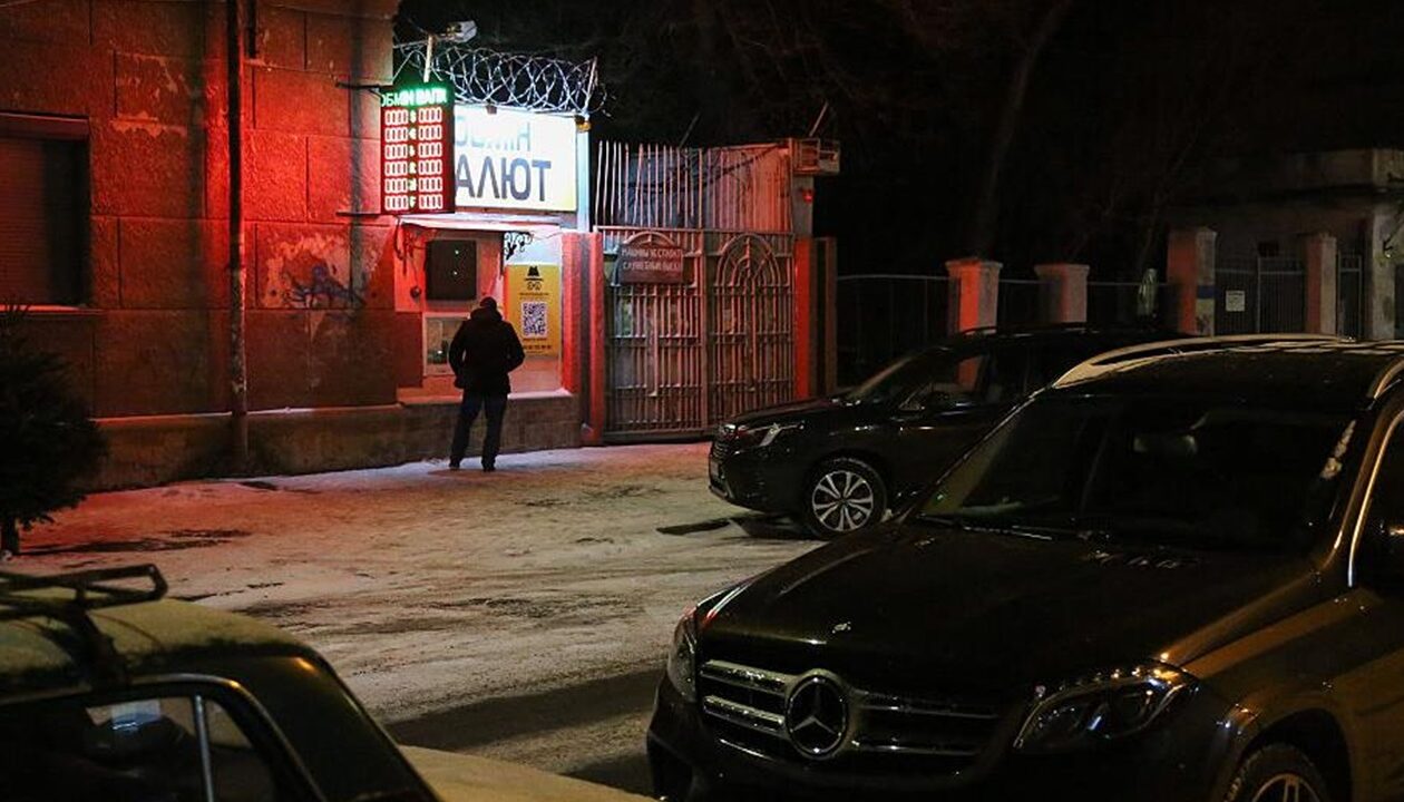 В Україні впали курси долара і євро