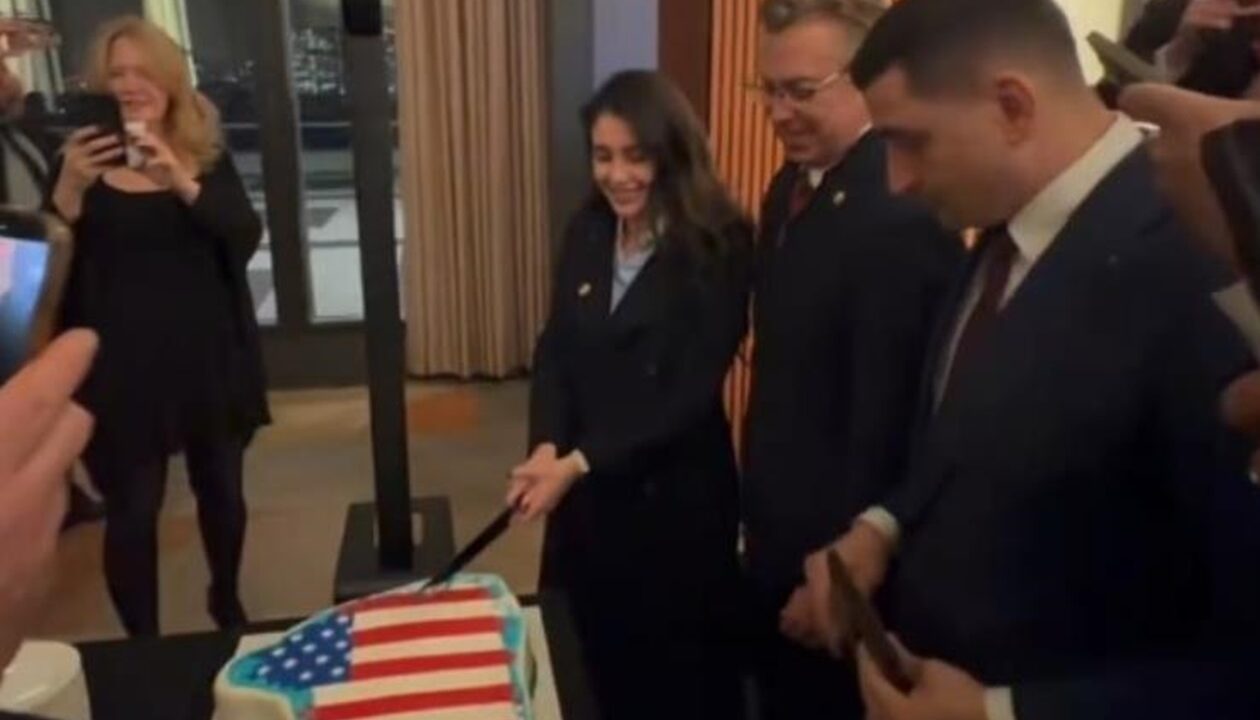 Республіканцям у Вашингтоні подали торт у формі Гренландії