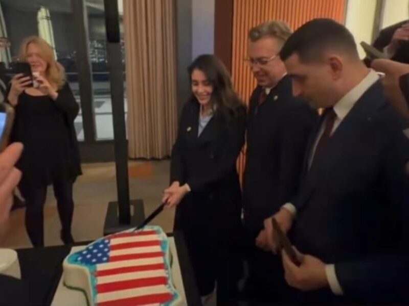 Республіканцям у Вашингтоні подали торт у формі Гренландії