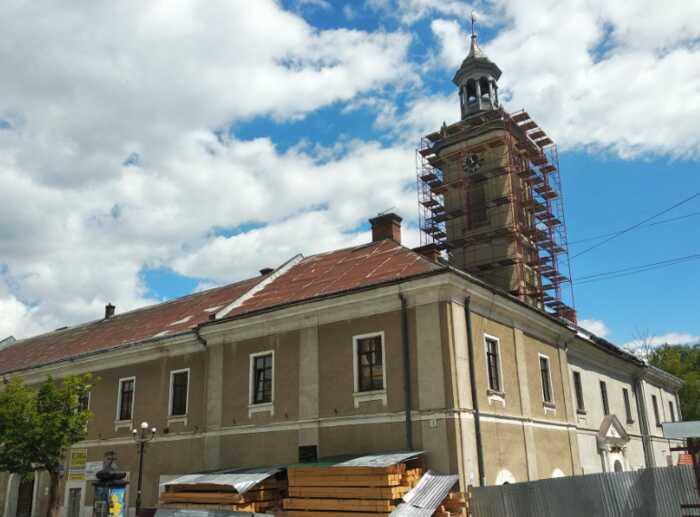 Бережанську ратушу добудують за 12 мільйонів гривень: ціни на деякі матеріали завищені в 4 рази