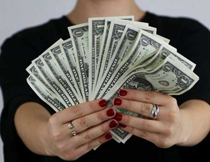 Porsche, земля і 545 тисяч гривень на рік: розкішна декларація ексдиректорки «Укрвійськбуду» Оксани Романовської