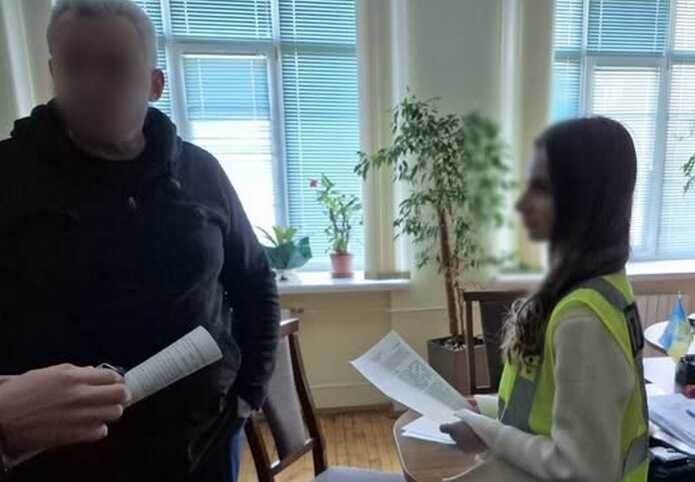 Начальнику управління освіти Подільської РДА повідомили про підозру у невиплаті допомоги сиротам