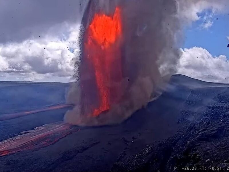 Вулкан на Гаваях випустив фонтан лави у 480м