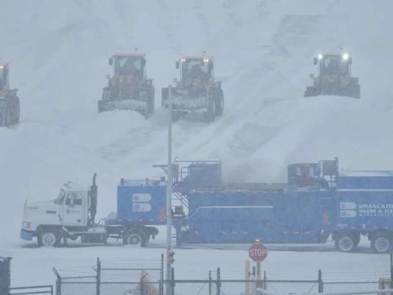 В США фіксують рекордні снігопади: мільйон будинків без світла