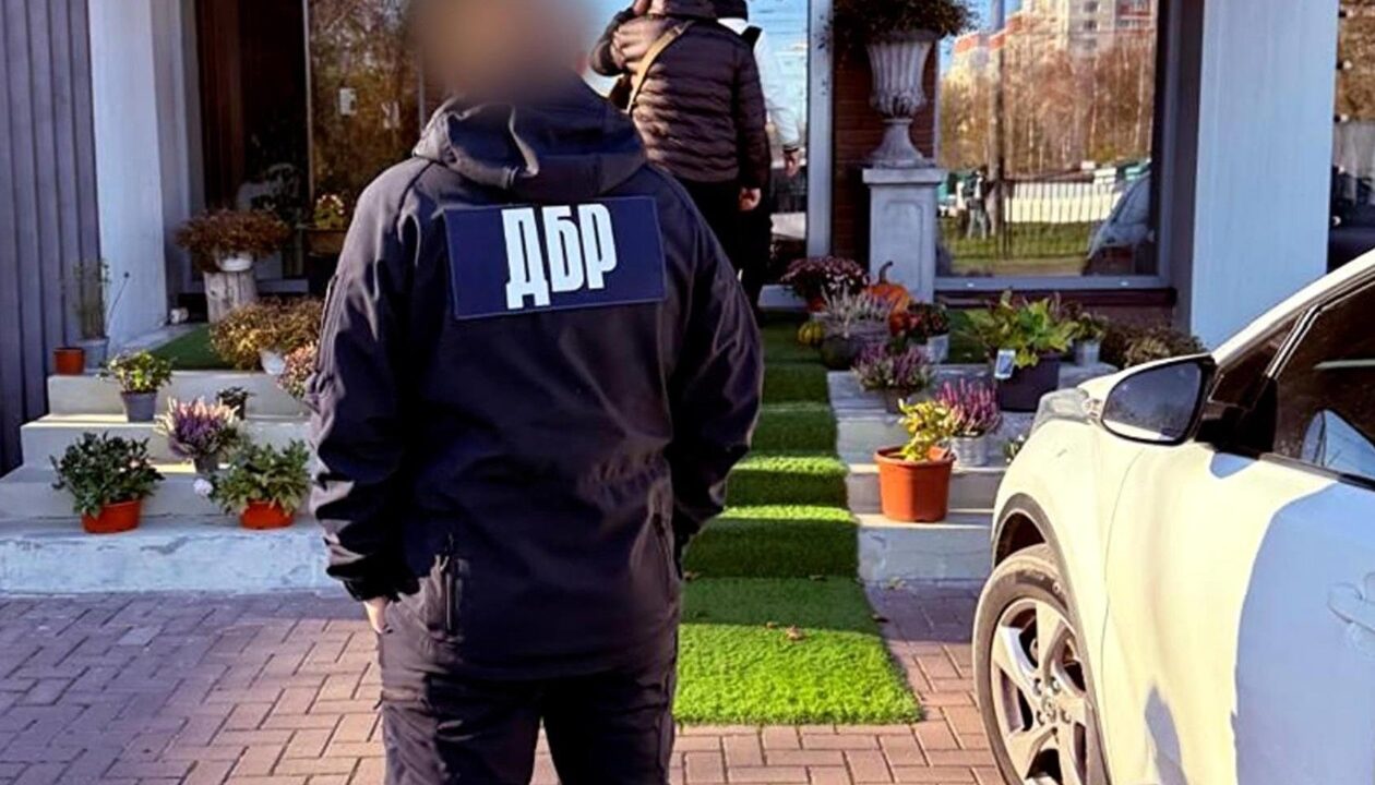 Посадовець міграційної служби приховав майно на десятки мільйонів