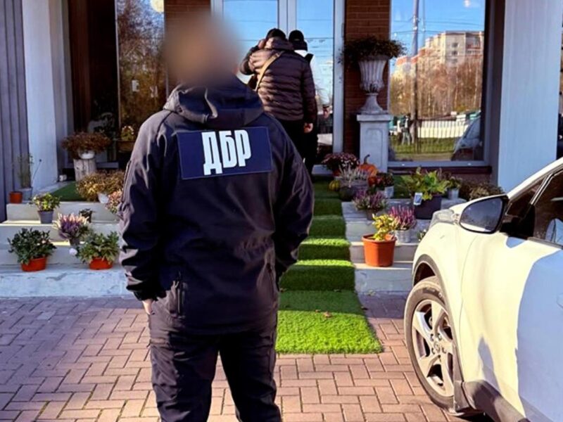 Посадовець міграційної служби приховав майно на десятки мільйонів