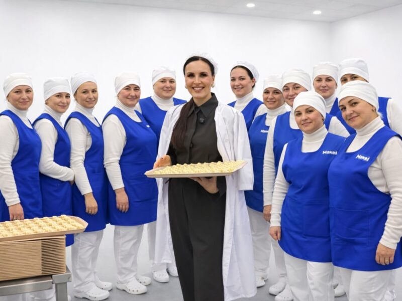 РекламаЗірка ліпить пельмені: як Міла Нітіч побувала на виробництві MAKEY у Кривому Розі