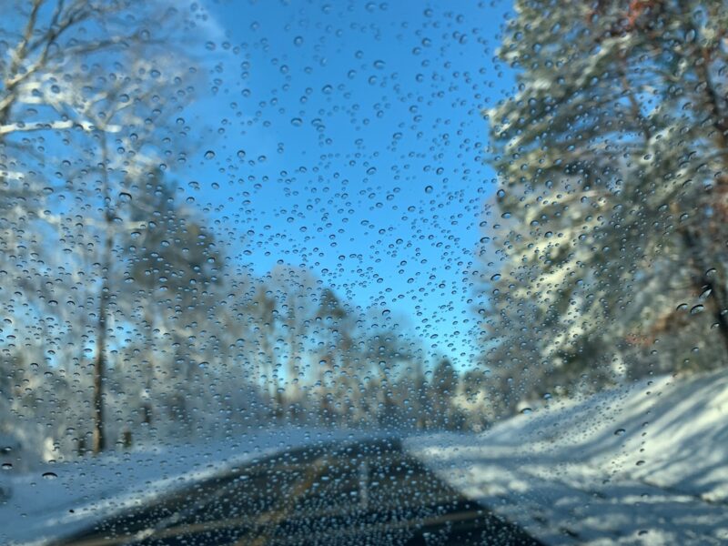Сніг, дощ і ожеледиця: синоптики про погоду в Україні