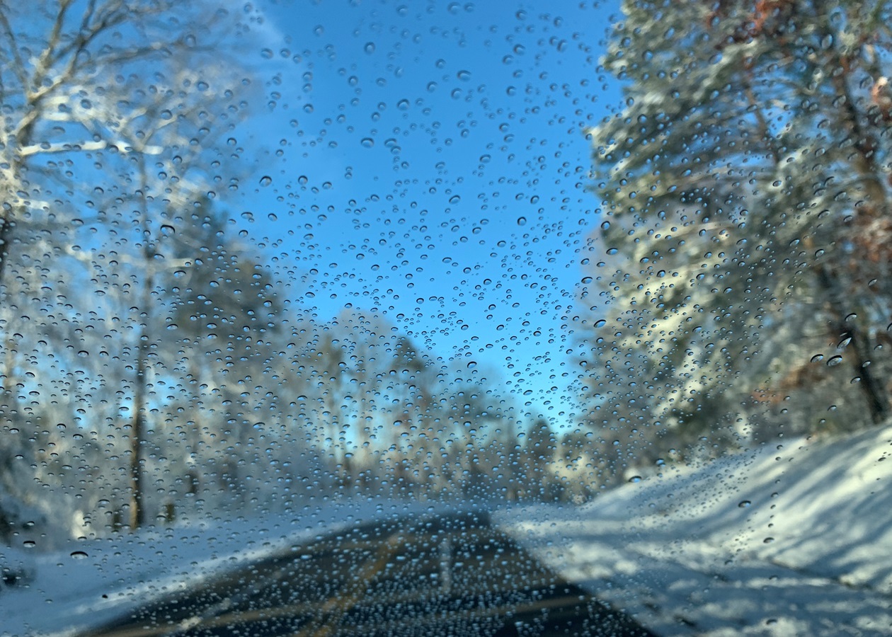 Сніг, дощ і ожеледиця: синоптики про погоду в Україні